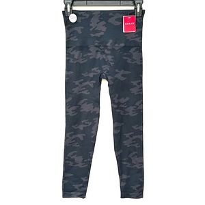 NEW SPANX "Look At Me Now" Seamless Cropped Leggings Camoflauge Black Yoga M